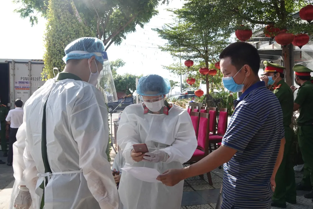 Công an Đà Nẵng mở 30 container phục vụ hàng thiết yếu giá rẻ cho người dân ảnh 17