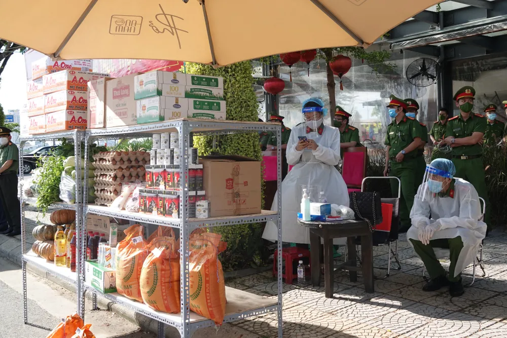 Công an Đà Nẵng mở 30 container phục vụ hàng thiết yếu giá rẻ cho người dân ảnh 25