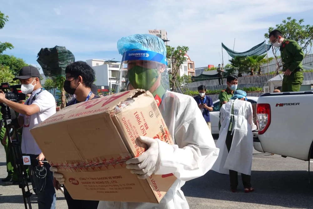 Công an Đà Nẵng mở 30 container phục vụ hàng thiết yếu giá rẻ cho người dân ảnh 13