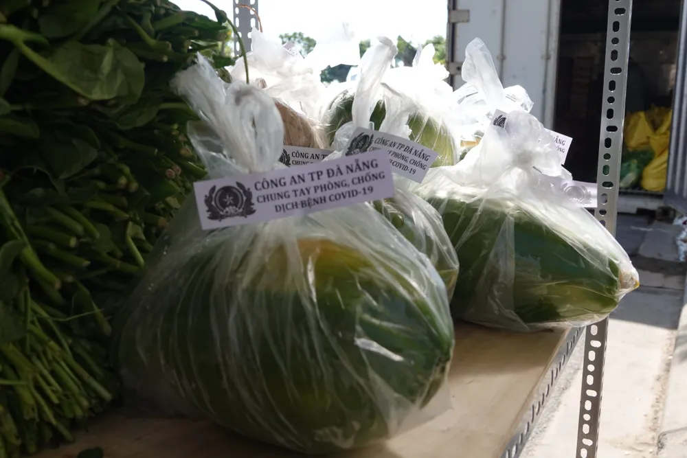 Công an Đà Nẵng mở 30 container phục vụ hàng thiết yếu giá rẻ cho người dân ảnh 23
