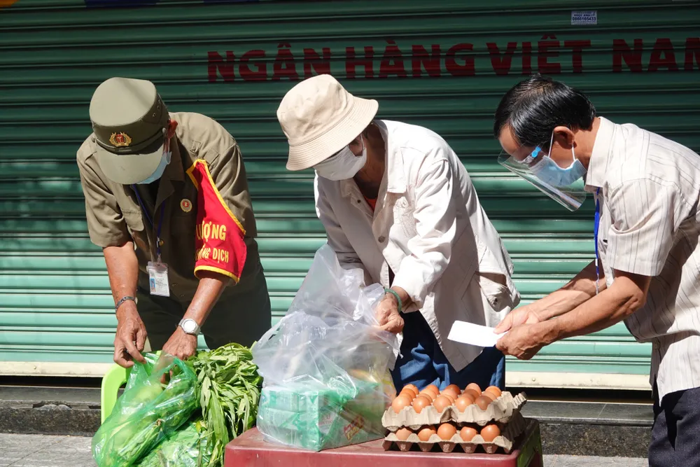 Công an Đà Nẵng mở 30 container phục vụ hàng thiết yếu giá rẻ cho người dân ảnh 33