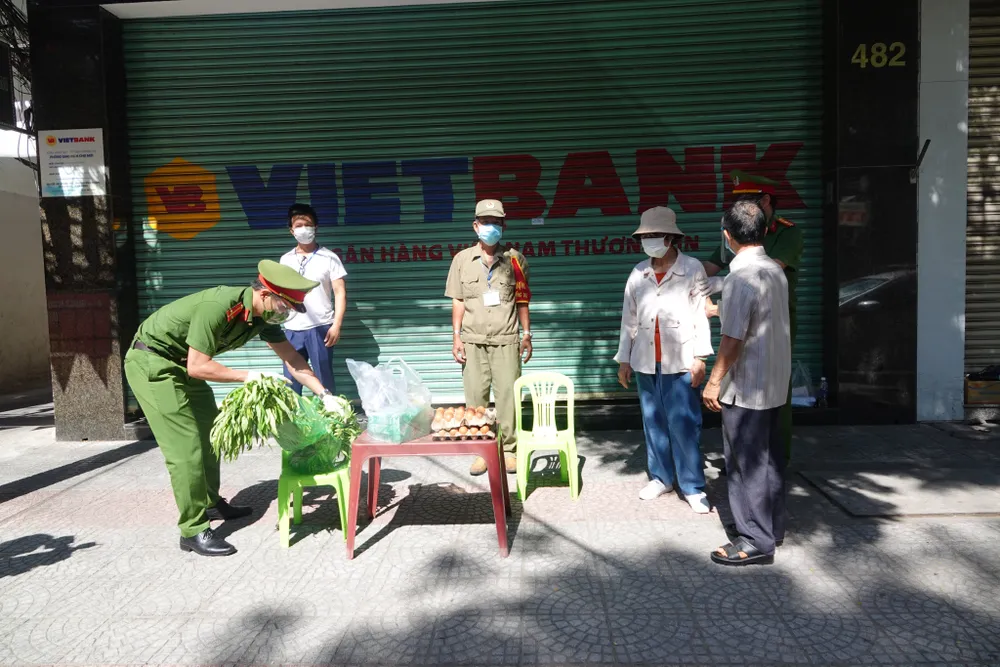 Công an Đà Nẵng mở 30 container phục vụ hàng thiết yếu giá rẻ cho người dân ảnh 32