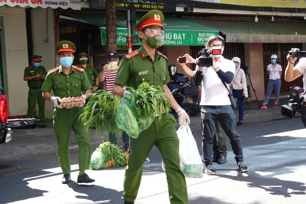 Công an Đà Nẵng mở 30 container phục vụ hàng thiết yếu giá rẻ cho người dân ảnh 31
