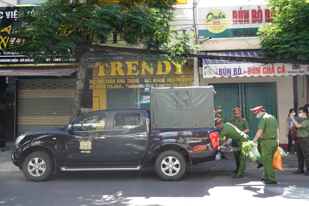 Công an Đà Nẵng mở 30 container phục vụ hàng thiết yếu giá rẻ cho người dân ảnh 28