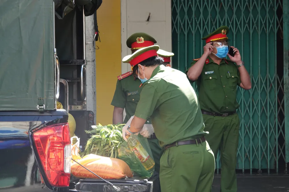 Công an Đà Nẵng mở 30 container phục vụ hàng thiết yếu giá rẻ cho người dân ảnh 27