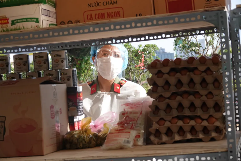 Công an Đà Nẵng mở 30 container phục vụ hàng thiết yếu giá rẻ cho người dân ảnh 22