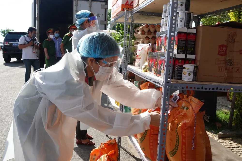 Công an Đà Nẵng mở 30 container phục vụ hàng thiết yếu giá rẻ cho người dân ảnh 19