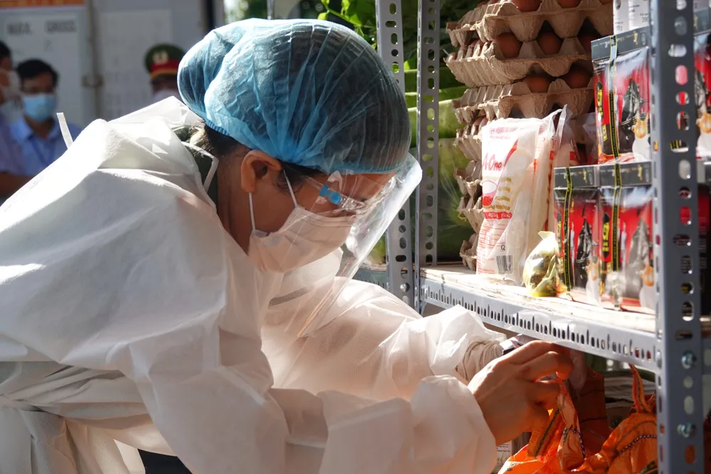 Công an Đà Nẵng mở 30 container phục vụ hàng thiết yếu giá rẻ cho người dân ảnh 20