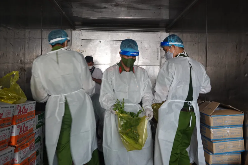 Công an Đà Nẵng mở 30 container phục vụ hàng thiết yếu giá rẻ cho người dân ảnh 15