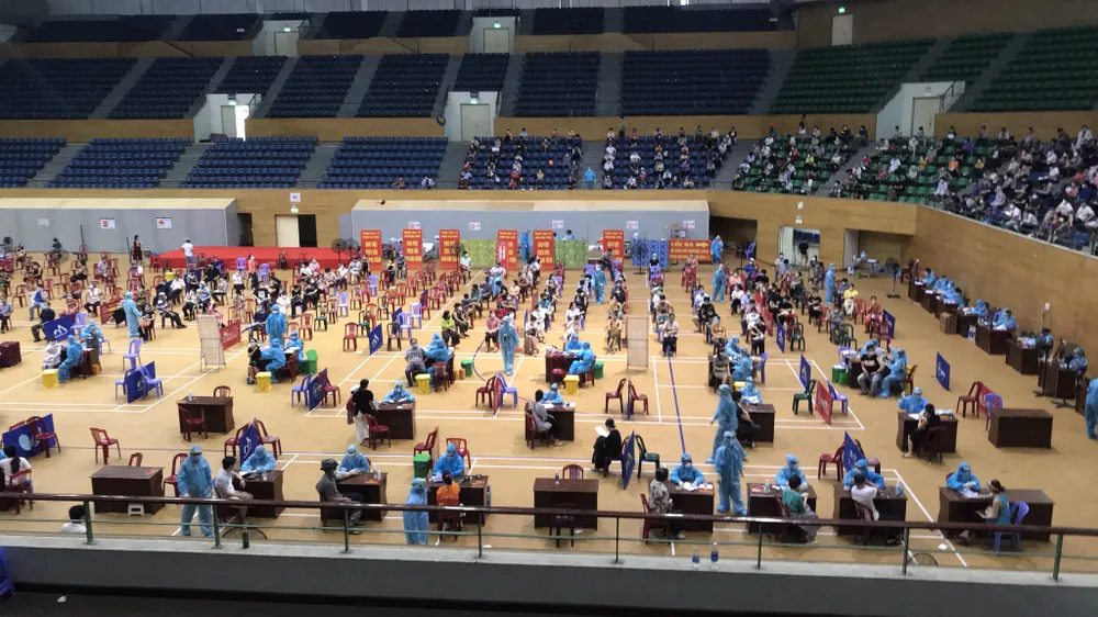 Người dân "vùng xanh" tiến hành tiêm chủng vaccine ở Cung thể thao Tuyên Sơn ngày 6-9