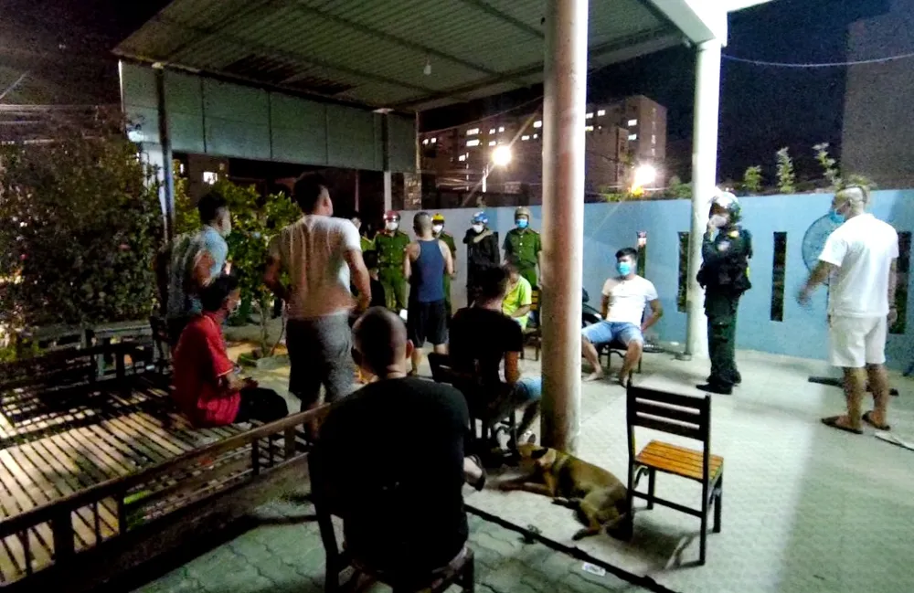 Công an bắt quả tang nhóm 10 người tụ tập ăn nhậu, hát karaoke  