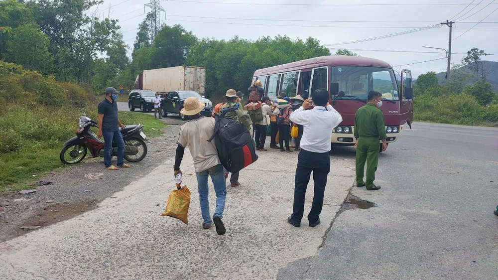 Đà Nẵng đưa người dân mắc kẹt trong rừng, nhà xuống cấp đến nơi an toàn ảnh 2