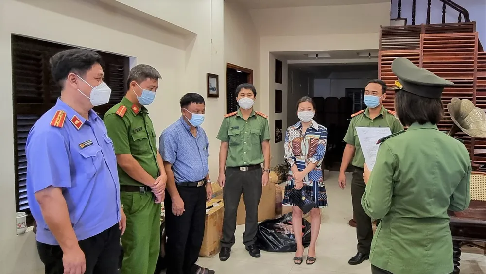 Cơ quan An ninh điều tra (Công an Đà Nẵng) đọc lệnh khởi tố đối với Văn Thị Thùy Tiên 