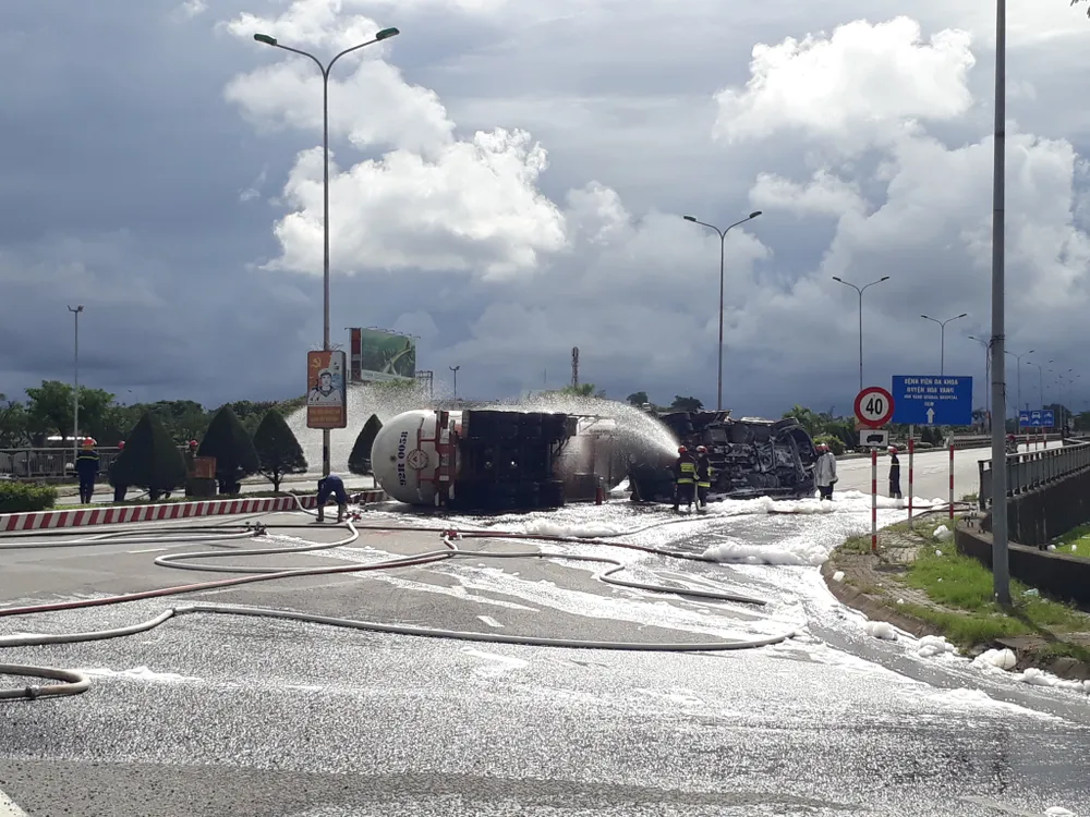 Đà Nẵng: Xe bồn chở 20 tấn gas bị lật giữa đường ảnh 1