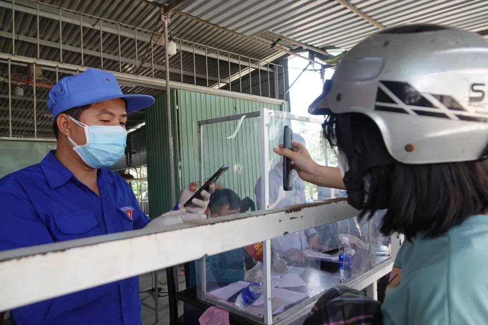 Ngày đầu Đà Nẵng đón giáo viên, học sinh về địa phương ảnh 2