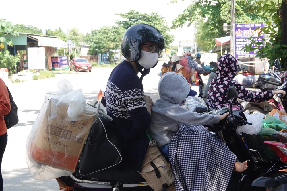 Ngày đầu Đà Nẵng đón giáo viên, học sinh về địa phương ảnh 13