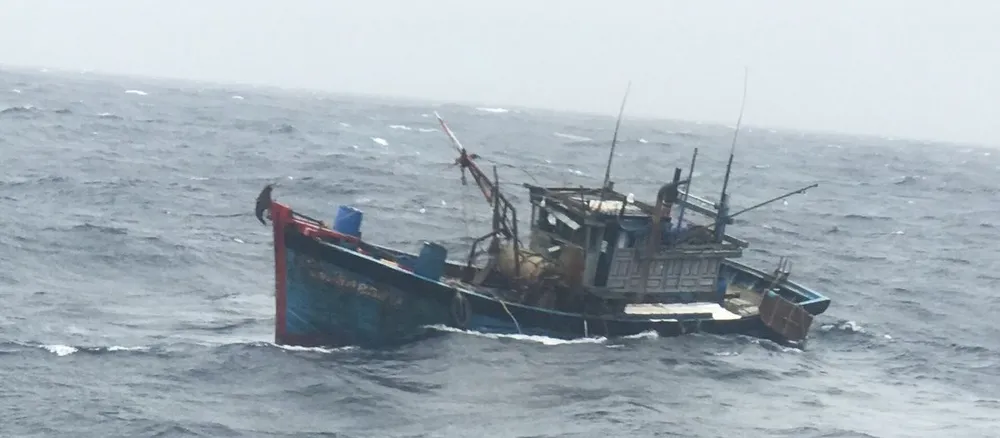 Cấp cứu kịp thời thuyền trưởng tàu cá gặp nạn trên biển ảnh 1