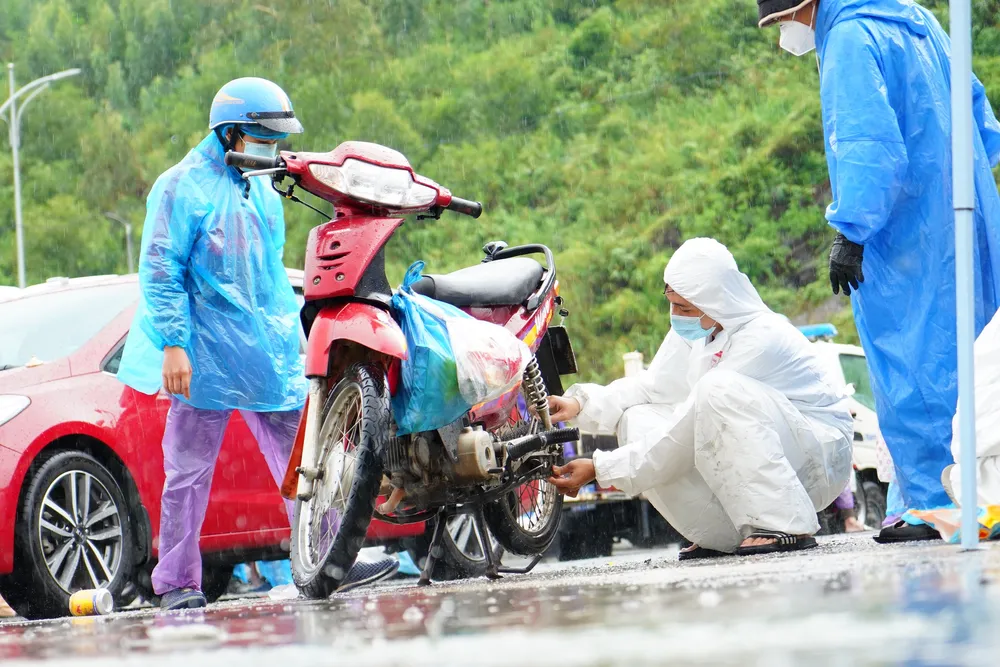 Nghĩa tình của người Đà Nẵng với dòng người hồi hương  ảnh 8