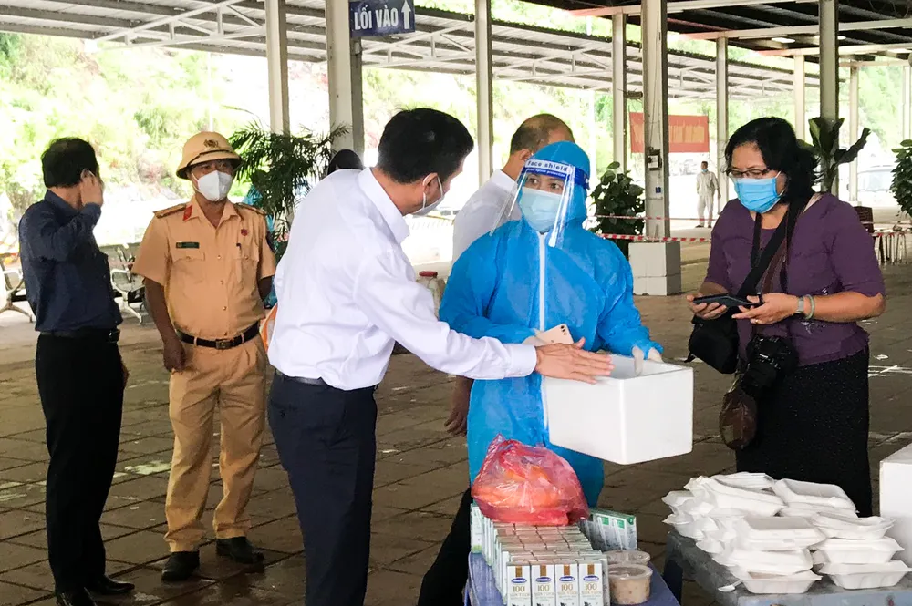 Lãnh đạo Đà Nẵng thăm hỏi, kiểm tra công tác hỗ trợ người dân đang trên đường về quê ảnh 2