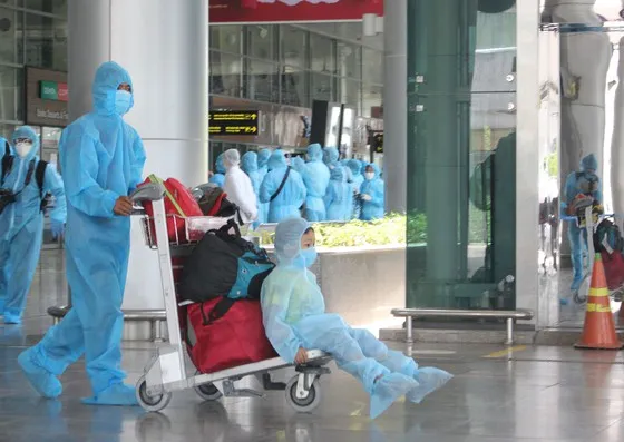 Đối tượng của chuyến bay lần này có thai phụ, chồng và con đi cùng