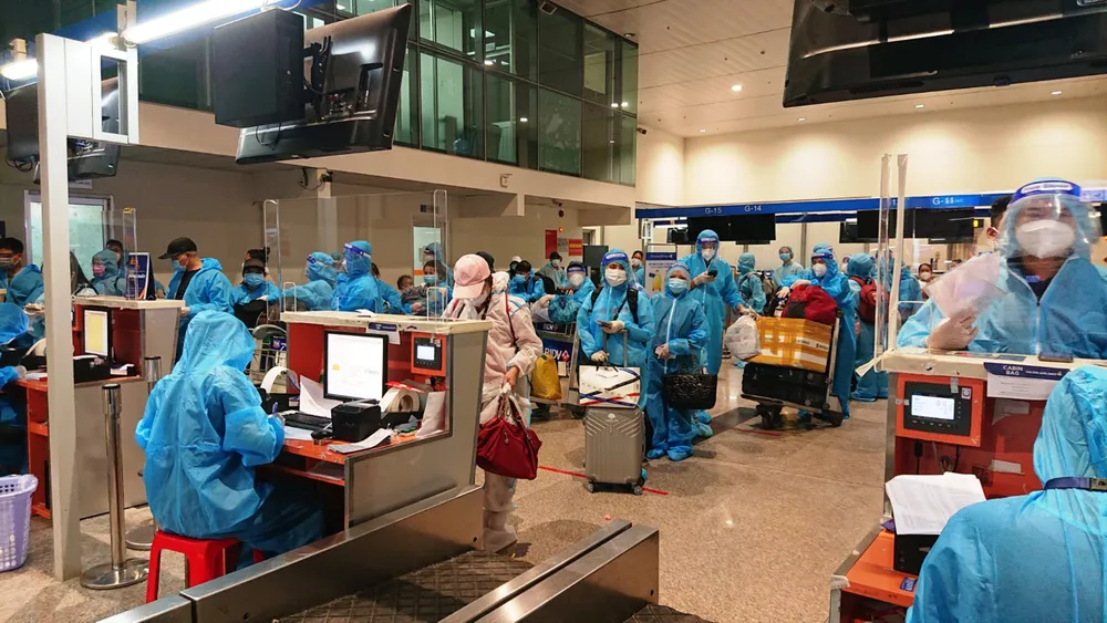 Người dân Quảng Nam làm thủ tục trước khi lên máy bay