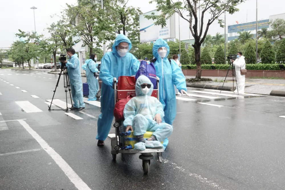 Đà Nẵng: "Chuyến bay 0 đồng" đưa bà bầu, trẻ em, người già yếu, người khó khăn về quê ảnh 6