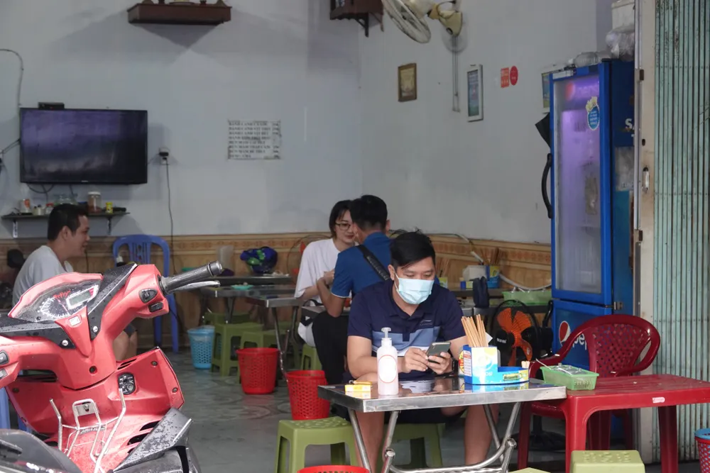 Đà Nẵng: Ngày đầu quán xá phục vụ khách tại chỗ ảnh 2