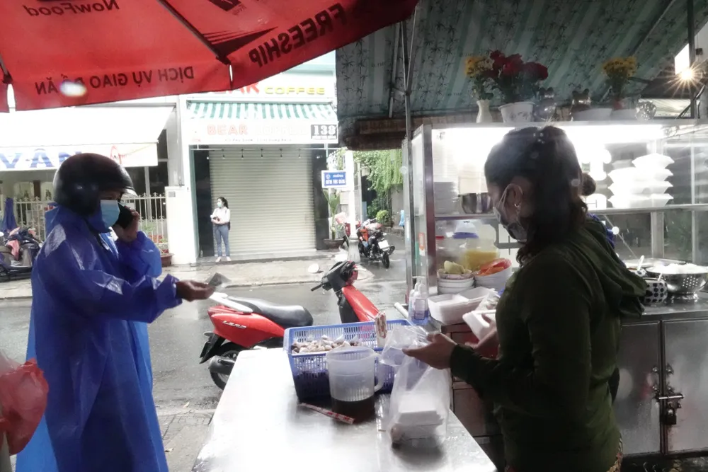 Đà Nẵng: Ngày đầu quán xá phục vụ khách tại chỗ ảnh 5