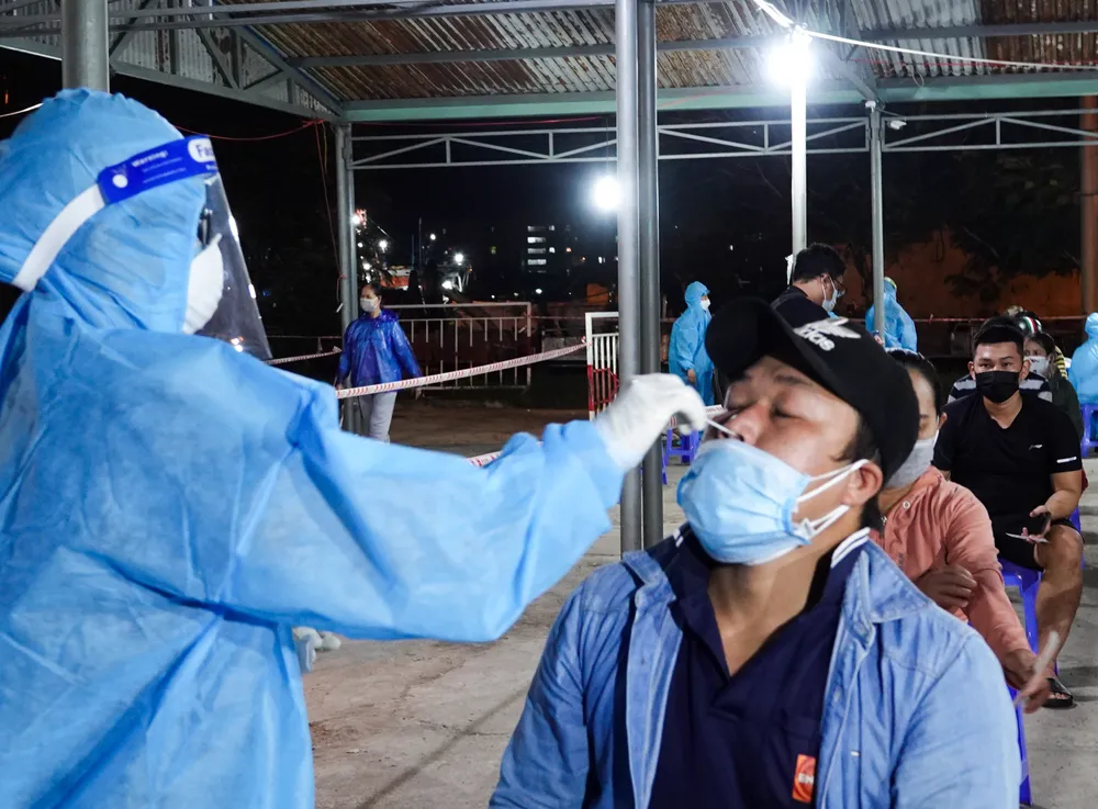 Xuyên đêm lấy mẫu xét nghiệm SARS-CoV-2 tại Cảng cá Thọ Quang ảnh 3