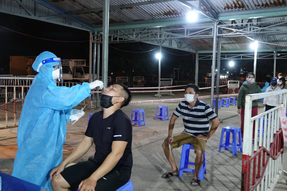 Xuyên đêm lấy mẫu xét nghiệm SARS-CoV-2 tại Cảng cá Thọ Quang ảnh 2