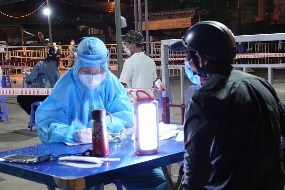 Xuyên đêm lấy mẫu xét nghiệm SARS-CoV-2 tại Cảng cá Thọ Quang ảnh 1