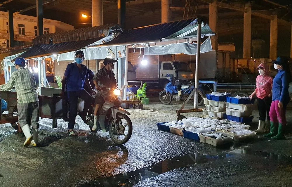 Xuyên đêm lấy mẫu xét nghiệm SARS-CoV-2 tại Cảng cá Thọ Quang ảnh 7