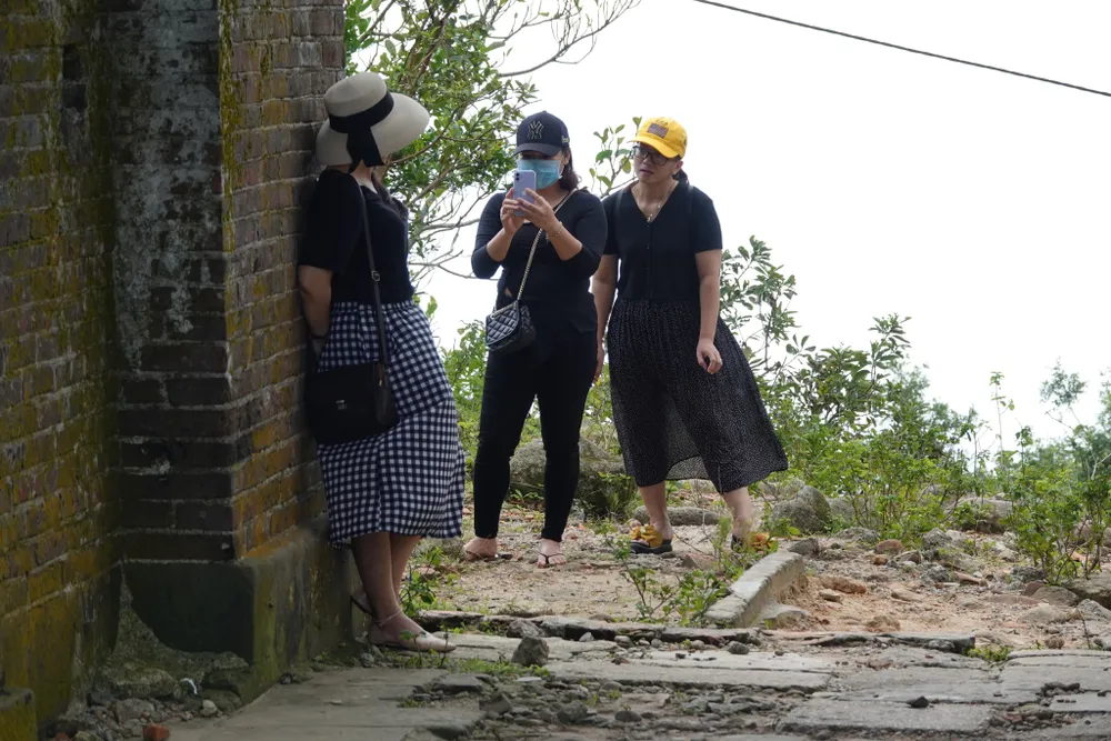 Đèo Hải Vân “hút” khách đến check-in vào dịp cuối tuần ảnh 8