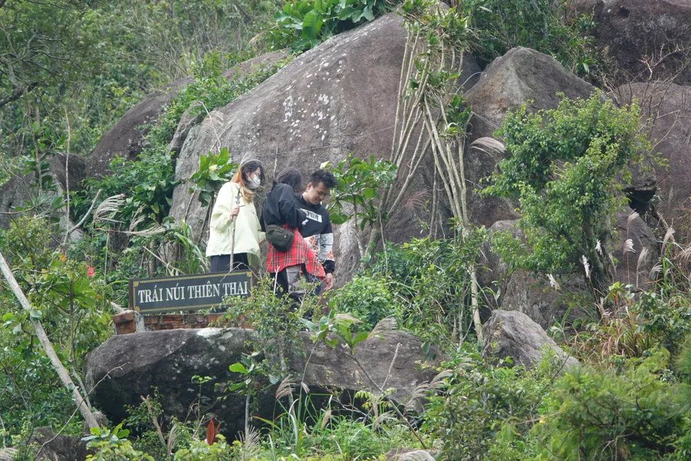 Đèo Hải Vân “hút” khách đến check-in vào dịp cuối tuần ảnh 9