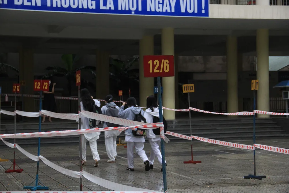 Đà Nẵng: Ngày đầu học sinh lớp 12 quay trở lại trường ảnh 4