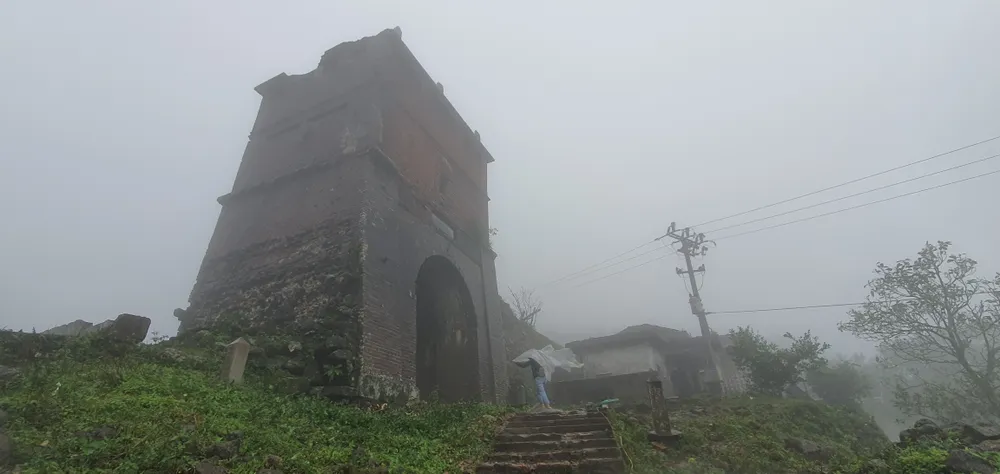 Mùa này, trên đỉnh Hải Vân, ai nấy cũng mặc áo gió, mang theo áo mưa trùm kín người