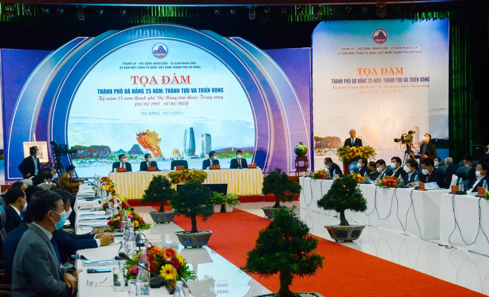 Chủ tịch nước Nguyễn Xuân Phúc: Đà Nẵng phải trở thành một biểu tượng, niềm tự hào về sự vươn mình, vượt qua trở ngại trỗi dậy thành công  ảnh 5