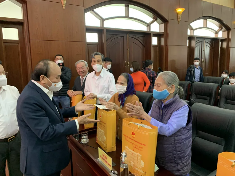 Chủ tịch nước Nguyễn Xuân Phúc trao quà tết cho hộ nghèo, hộ khó khăn tại TP Đà Nẵng ảnh 3