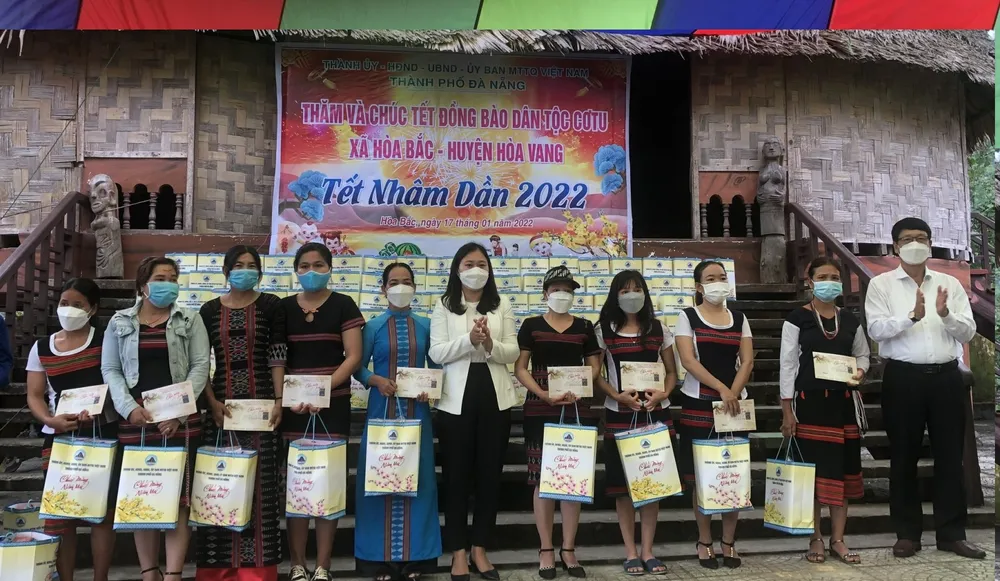 Đà Nẵng: Trao quà Tết cho người Cơ Tu, người Hoa tại huyện Hòa Vang ảnh 1