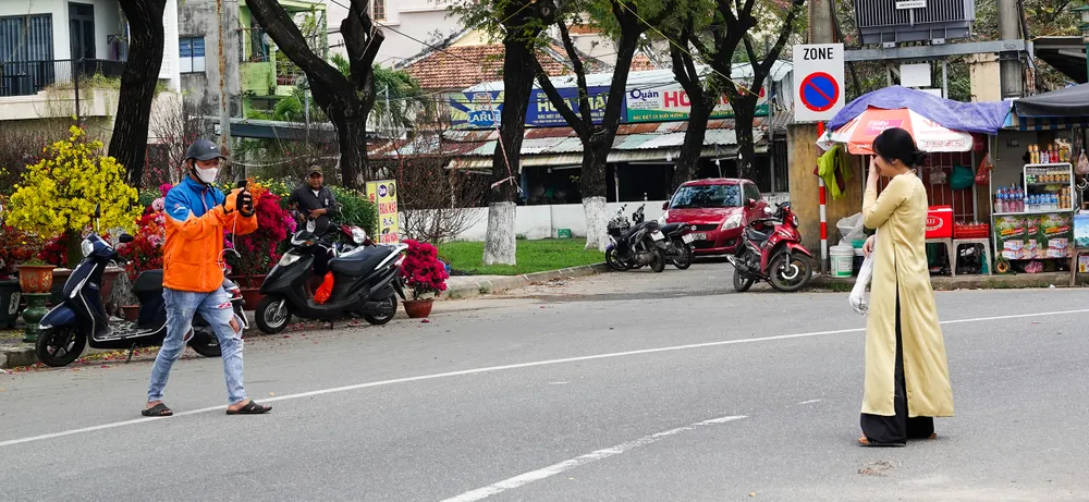 Chợ hoa Đà Nẵng ngày cận Tết: giá tăng nhẹ, tấp nập bán mua ảnh 9