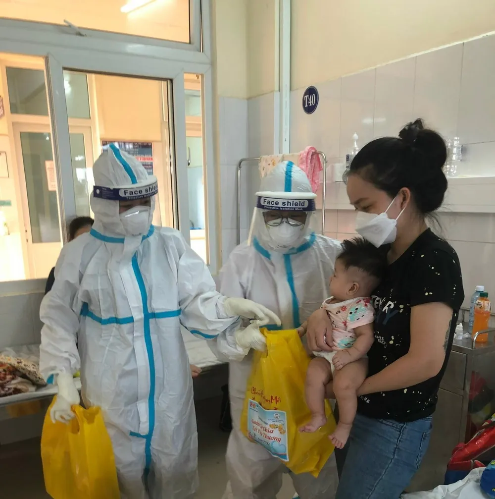 Đà Nẵng: Mang tết đến với những gia đình đang điều trị F0 tại nhà ảnh 4