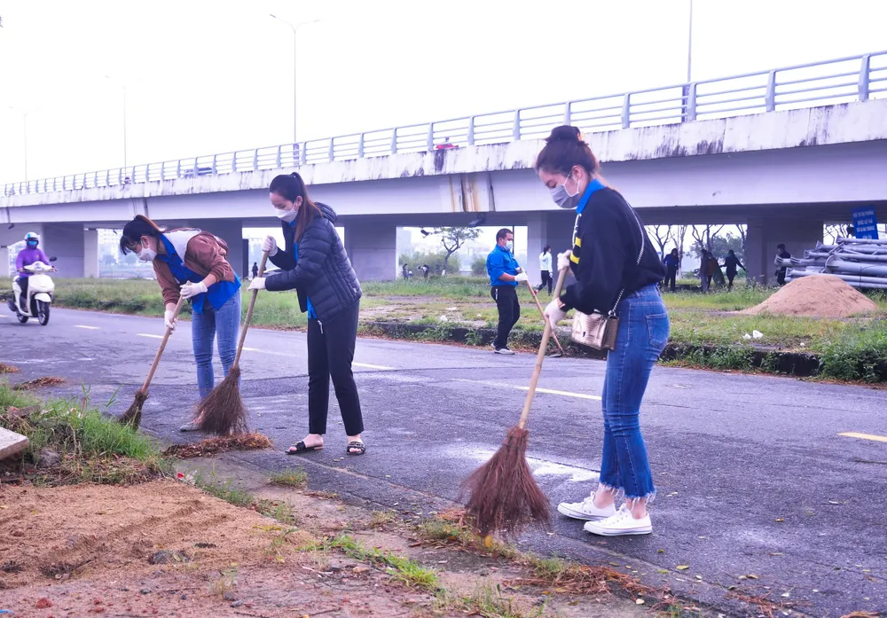 Thanh niên Đà Nẵng dọn vệ sinh, làm đẹp cảnh quan trước Tết Nguyên đán ảnh 6