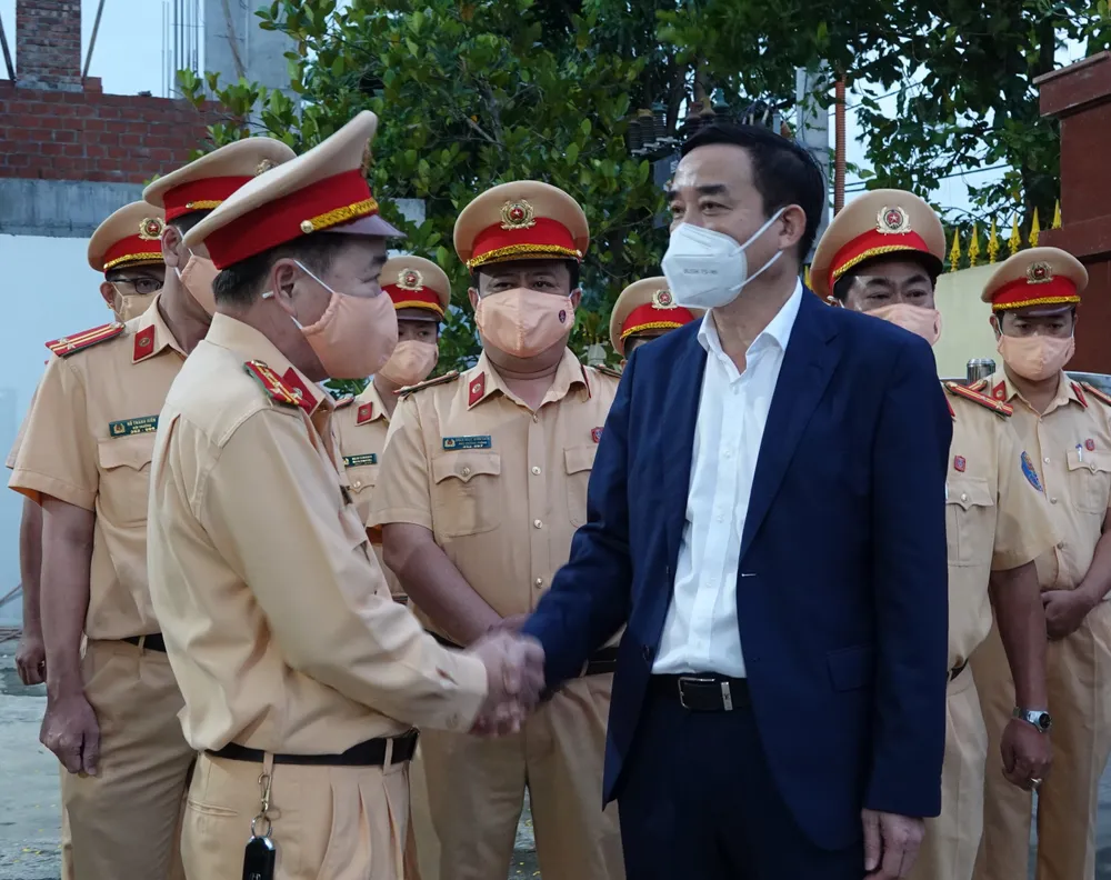 Lãnh đạo TP Đà Nẵng thăm và chúc tết các đơn vị trong đêm giao thừa  ảnh 2