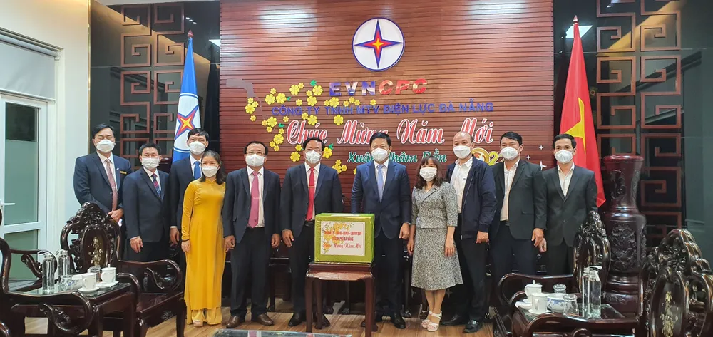 Lãnh đạo TP Đà Nẵng thăm và chúc tết các đơn vị trong đêm giao thừa  ảnh 6