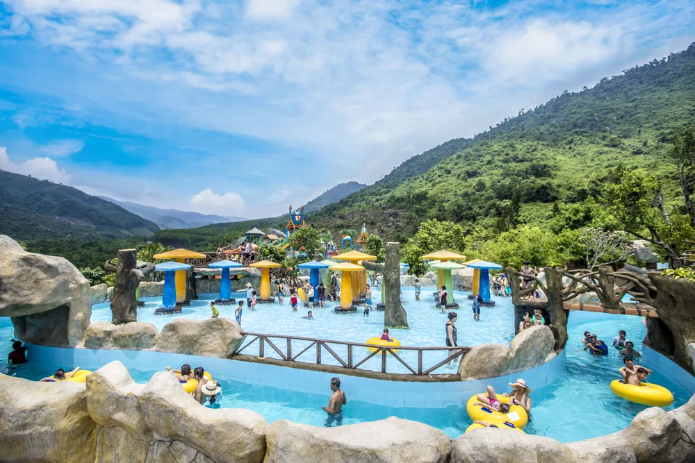 Khu du lịch Núi Thần Tài  đón gần 1.000 du khách đến tham quan, vui chơi