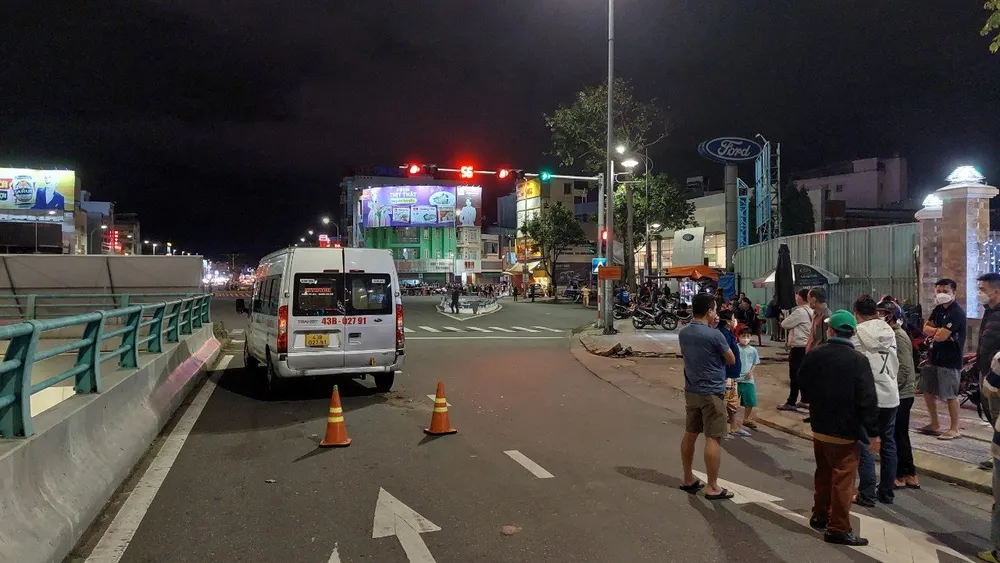 Ô tô "điên" lao vào tiệm bánh mì ở Đà Nẵng, nhiều người bị thương ảnh 2