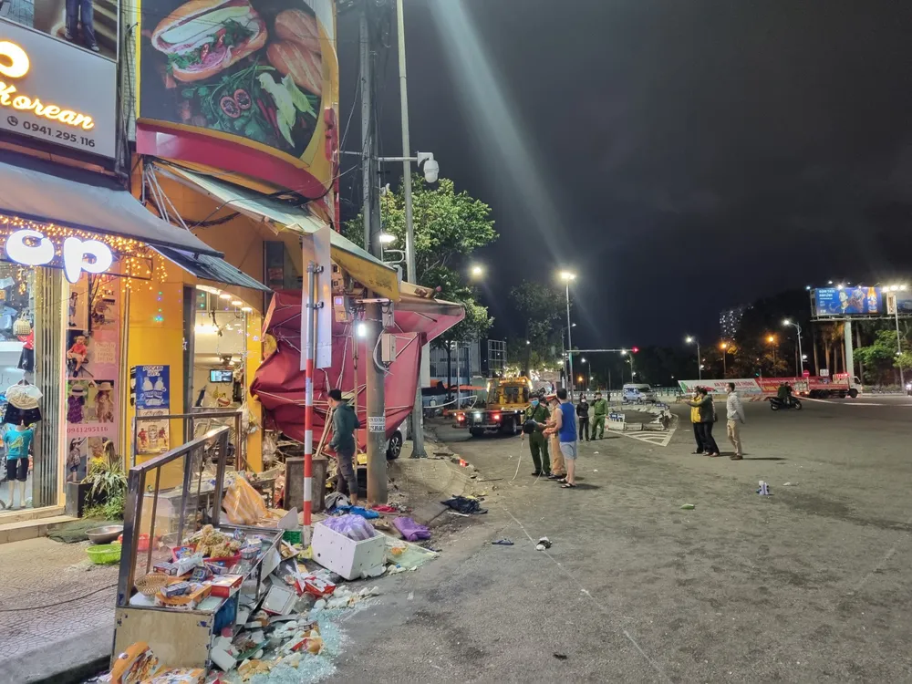 Ô tô "điên" lao vào tiệm bánh mì ở Đà Nẵng, nhiều người bị thương ảnh 3