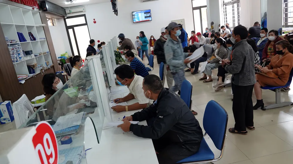 Trong sáng 5-4, nhiều người sau khi bấm số thứ tự từ sáng sớm đã ra bên ngoài chờ đợi để tránh ùn tắc