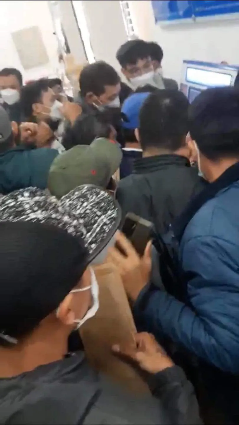 Đà Nẵng: Người dân chen chúc chờ làm thủ tục đất đai ảnh 1