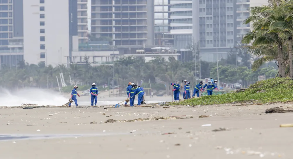 Các lực lượng tham gia dọn dẹp vệ sinh tại các khu vực được phân công